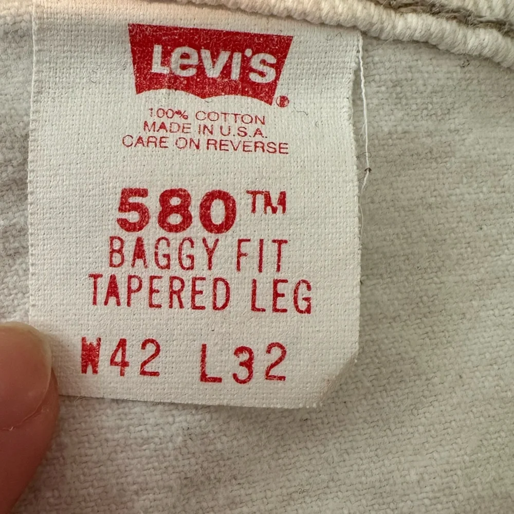 Vintage Levi’s Men’s 580 Baggy Fit Tapered Leg Cream Denim Jeans (Size 42 X 32)